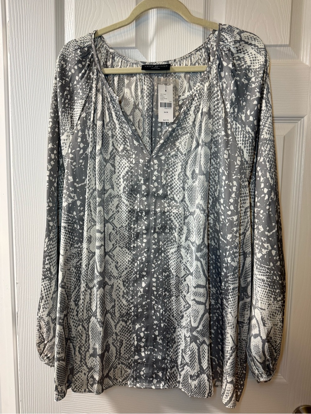 Lane Bryant NWT Women’s Printed V-Neck Blouse - Gray & White Plus Sz 26 / 28